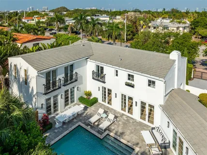 $7,495,000 | 2887 Pine Tree Drive, Miami Beach, FL 33140