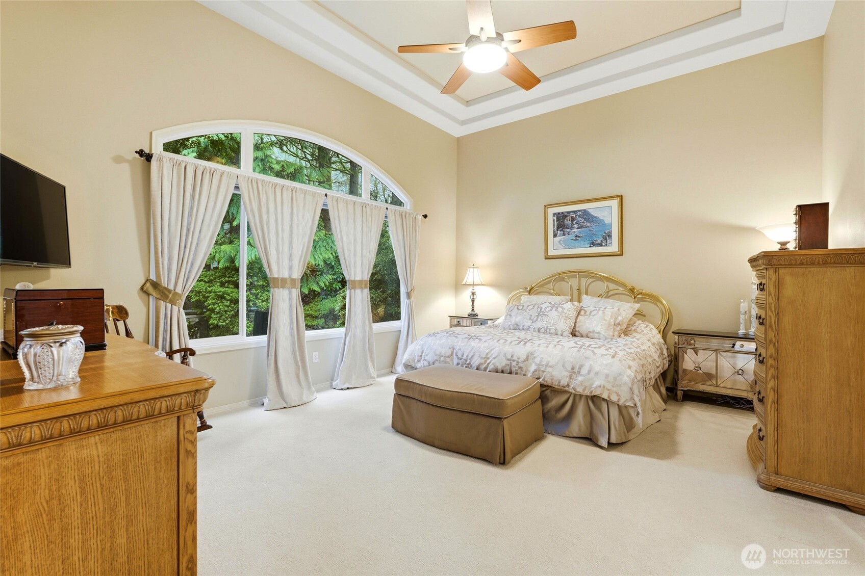 5633 194th Lane Southeast Issaquah, WA 98027 - Photo 23 of 40 a bedroom with a bed couch and window