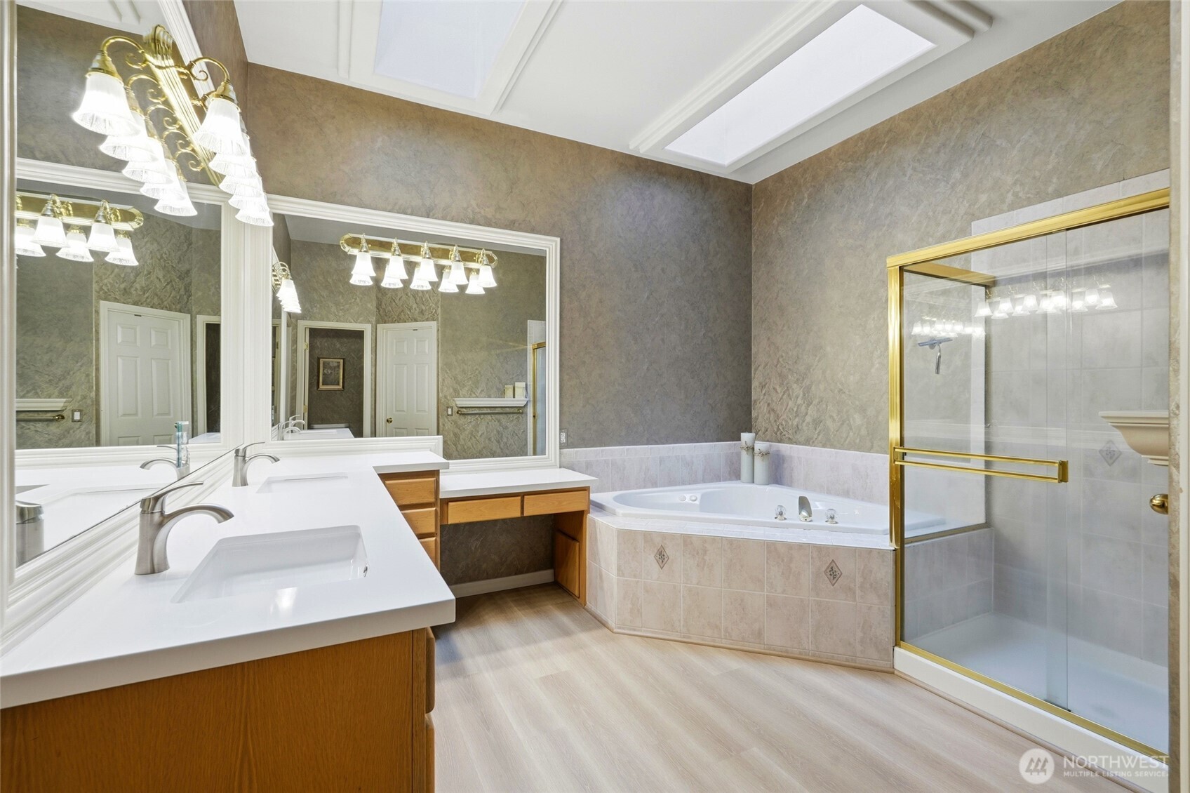 5633 194th Lane Southeast Issaquah, WA 98027 - Photo 25 of 40 a bathroom with a tub sink and mirror