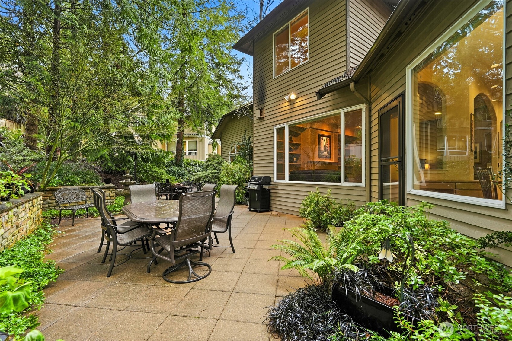 5633 194th Lane Southeast Issaquah, WA 98027 - Photo 30 of 40 a view of a patio with table and chairs and potted plants