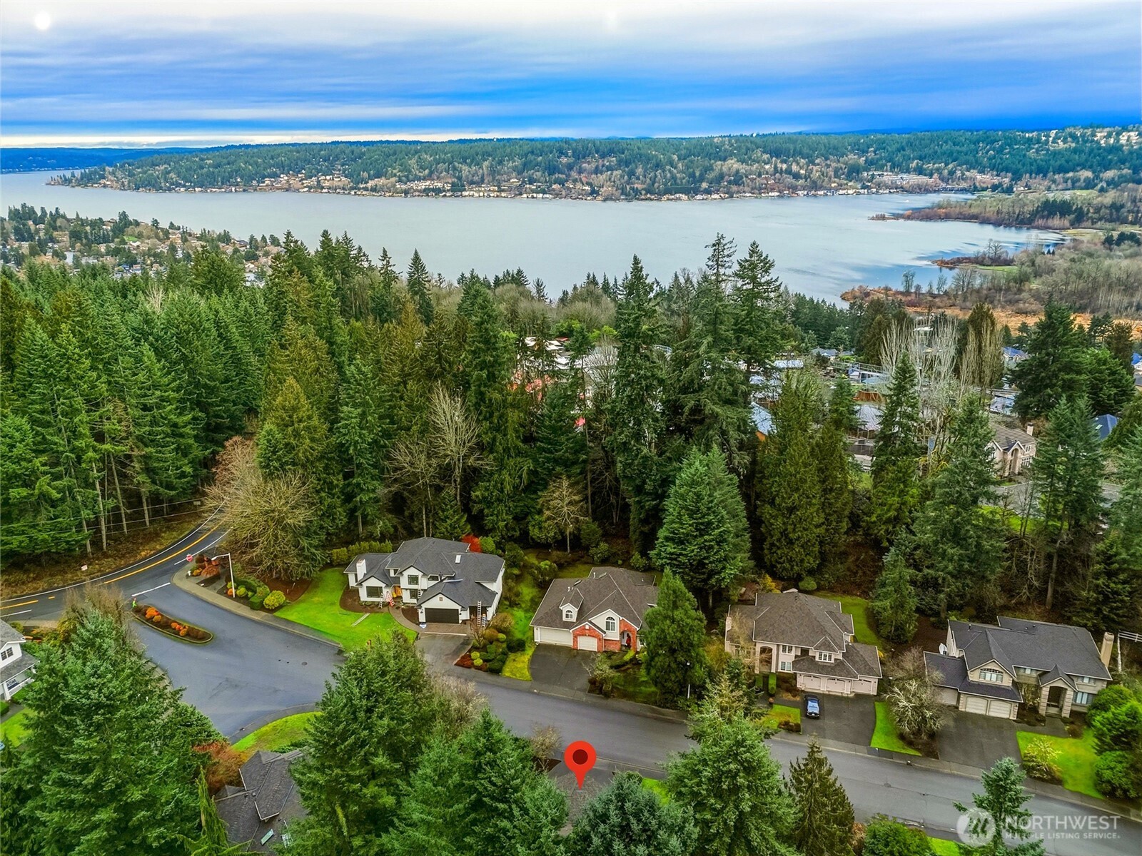 5633 194th Lane Southeast Issaquah, WA 98027 - Photo 36 of 40 aerial view of a city with lots of residential buildings and mountain view in back