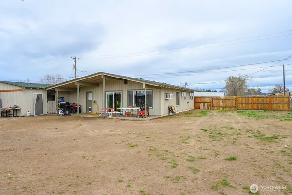 a view of a house with backyard and garden
