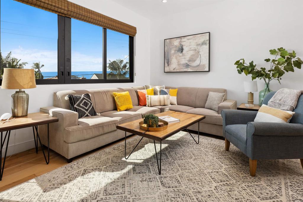 5656 La Jolla Boulevard, Unit 3 La Jolla, CA 92037 - Photo 8 of 35 a living room with furniture and a potted plant
