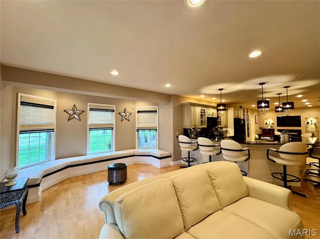 $899,000 | 1034 Far Oaks Drive, Caseyville, IL 62232