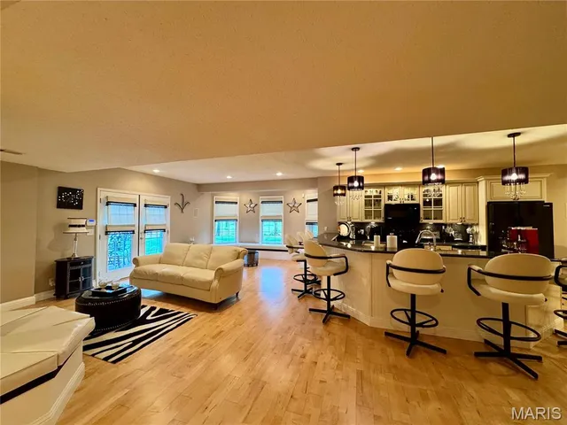 $899,000 | 1034 Far Oaks Drive, Caseyville, IL 62232