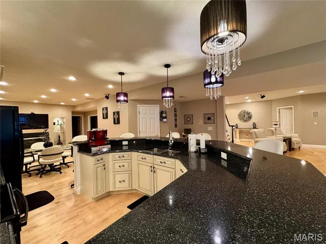 $899,000 | 1034 Far Oaks Drive, Caseyville, IL 62232