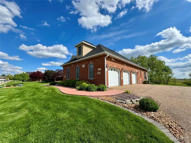 $899,000 | 1034 Far Oaks Drive, Caseyville, IL 62232