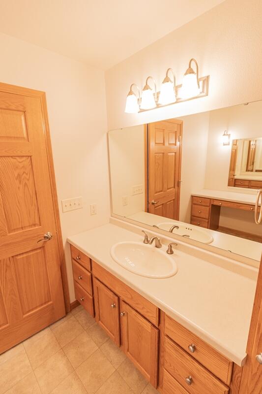 864 Eagles Way Plymouth, WI 53073 - Photo 10 of 21 Primary Bath
