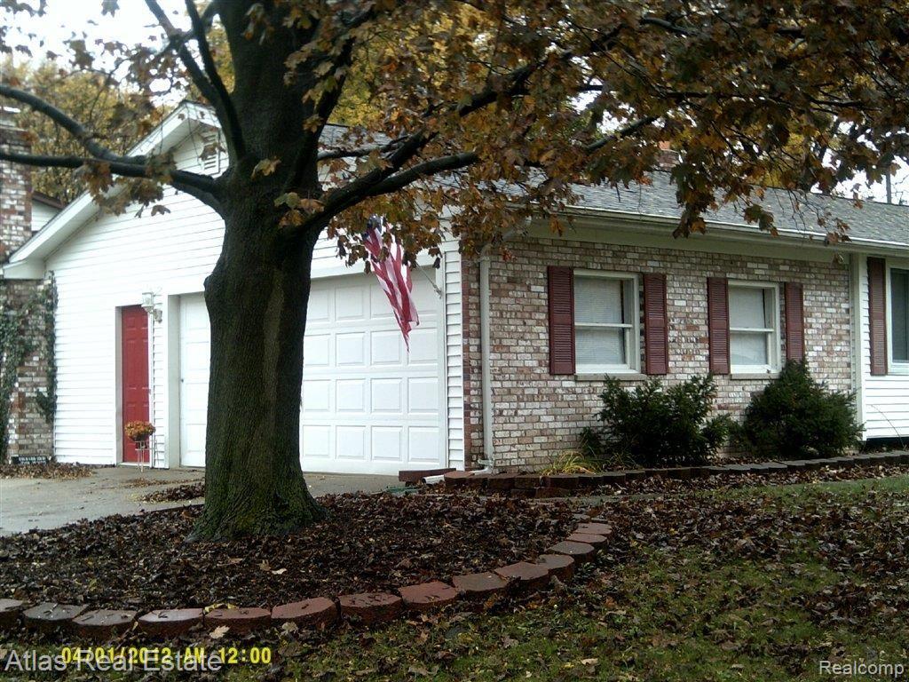940 Springview Drive Flushing, MI 48433 - Photo 2 of 22 Corner lot.jpg