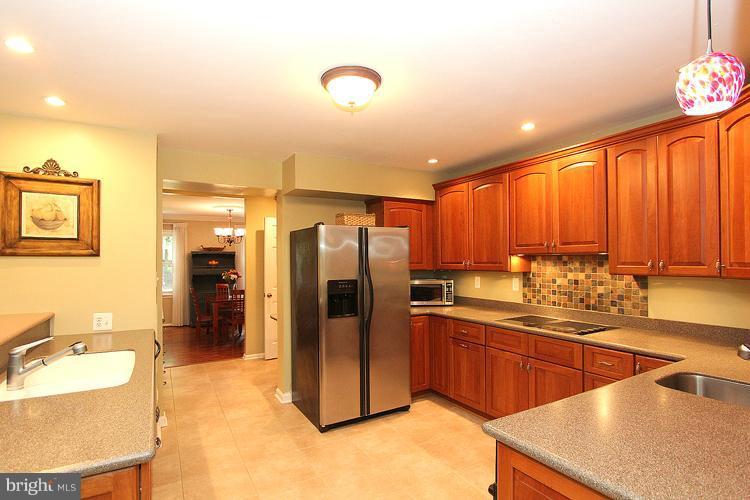 10731 Midsummer Drive Reston, VA 20191 - Photo 3 of 30 Kitchen