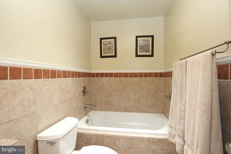 10731 Midsummer Drive Reston, VA 20191 - Photo 23 of 30 Bath (Master)