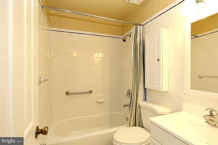 10731 Midsummer Drive Reston, VA 20191 - Photo 5 of 30 Bath