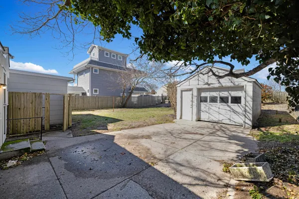 a view of back yard of the house