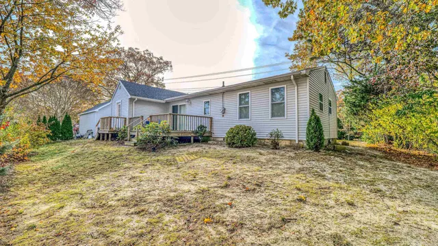 a view of a house with yard and plants