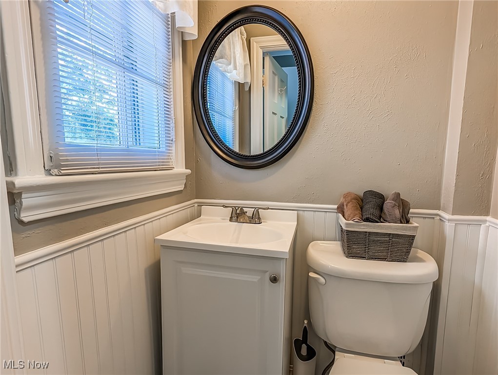 4117 Silsby Road Cleveland, OH 44118 - Photo 21 of 41 1/2 bathroom on 1st floor