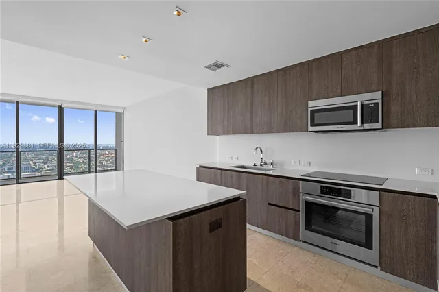 $4,800 | 88 Southwest 7th Street, Unit 3608, Miami, FL 33130