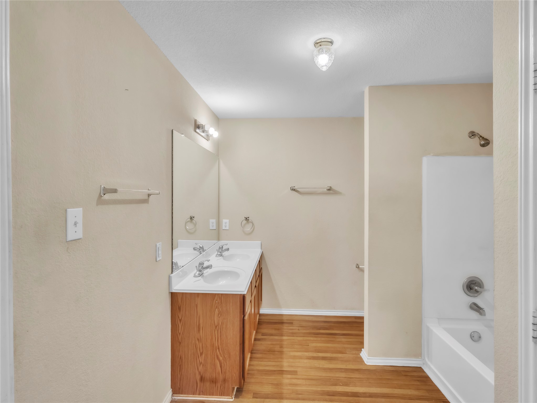 12830 Windy Summer Lane Houston, TX 77044 - Photo 21 of 33 Primary bathroom