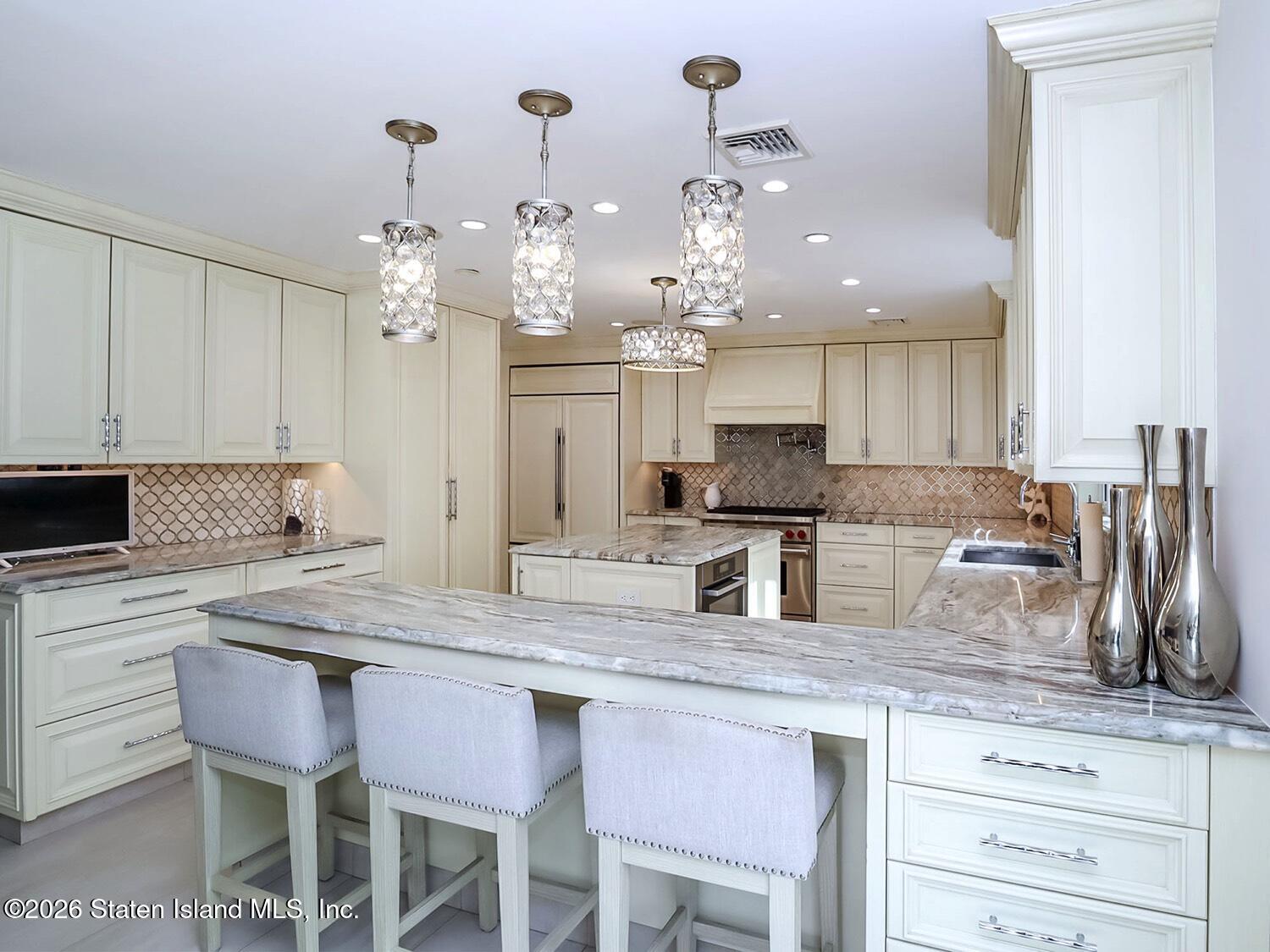 160 Wolverine Street Staten Island, NY 10306 - Photo 11 of 51 a kitchen with kitchen island granite countertop a table and chairs in it