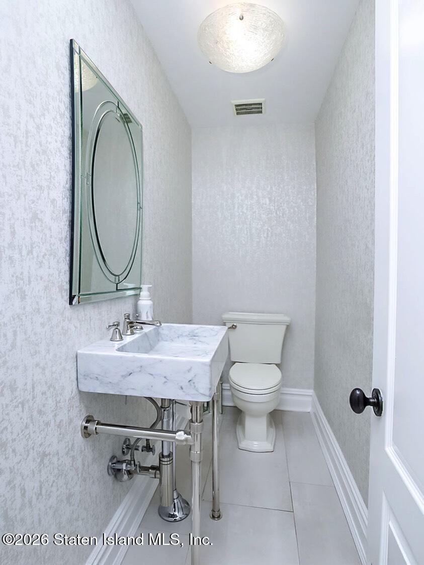 160 Wolverine Street Staten Island, NY 10306 - Photo 20 of 51 a bathroom with a toilet a sink and mirror