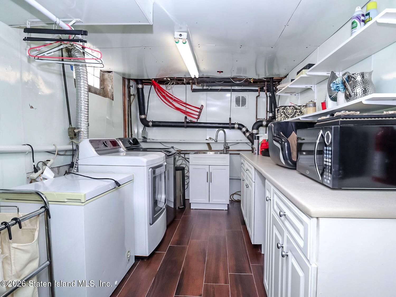 160 Wolverine Street Staten Island, NY 10306 - Photo 39 of 51 a utility room with dryer and washer