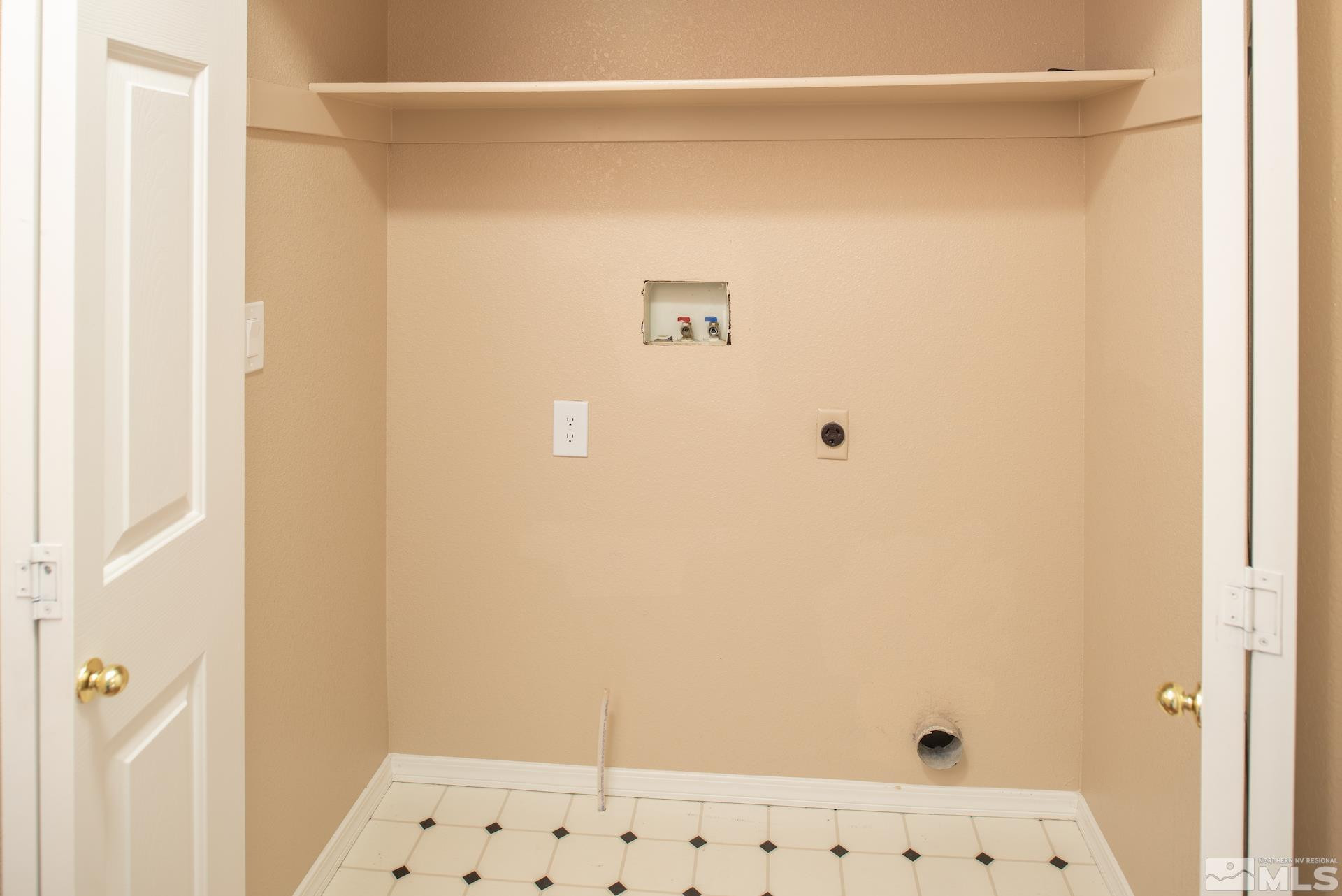 923 Ranchview Circle Carson City, NV 89705 - Photo 23 of 27 a bathroom with a shower