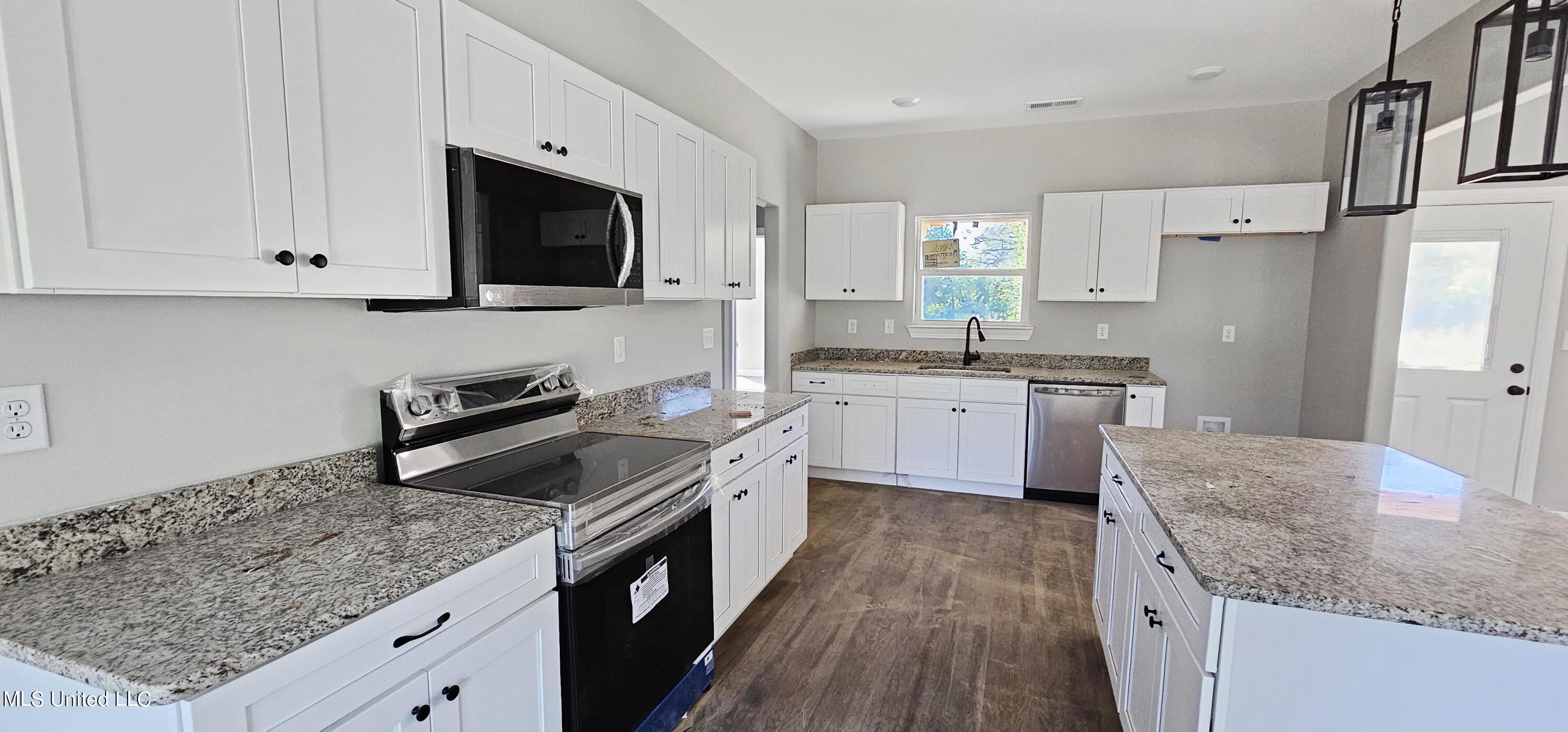 146 Rossville Road Holly Springs, MS 38635 - Photo 5 of 17 Spacious Kitchen