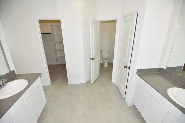 a view of an empty walk in closet