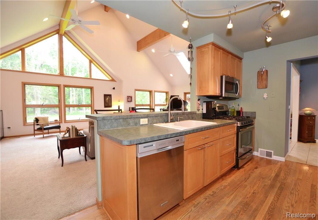 685 Charlesina Drive Rochester, MI 48306 - Photo 10 of 34 Kitchen Open To Great Room