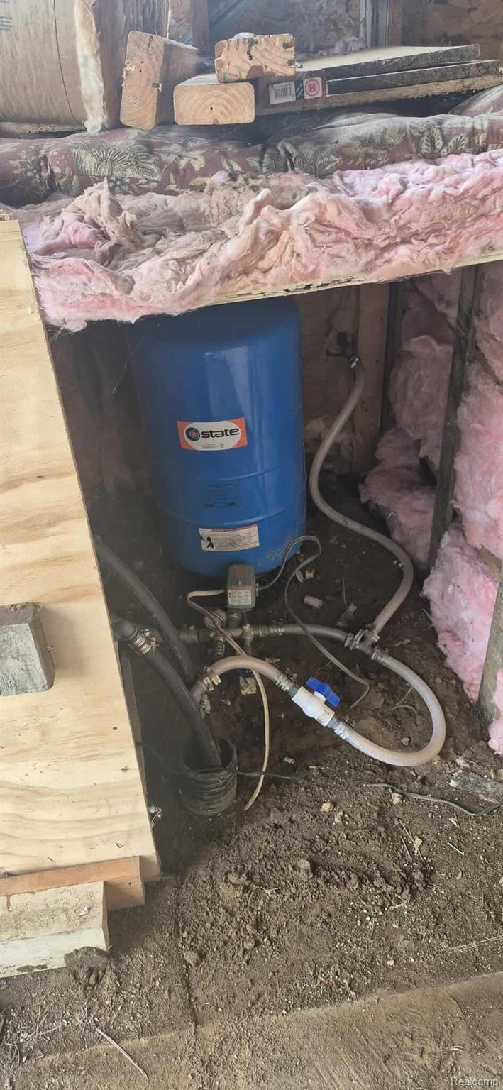 6935 Sanilac Road Marlette, MI 48453 - Photo 20 of 23 Detailed view of a water pressure tank