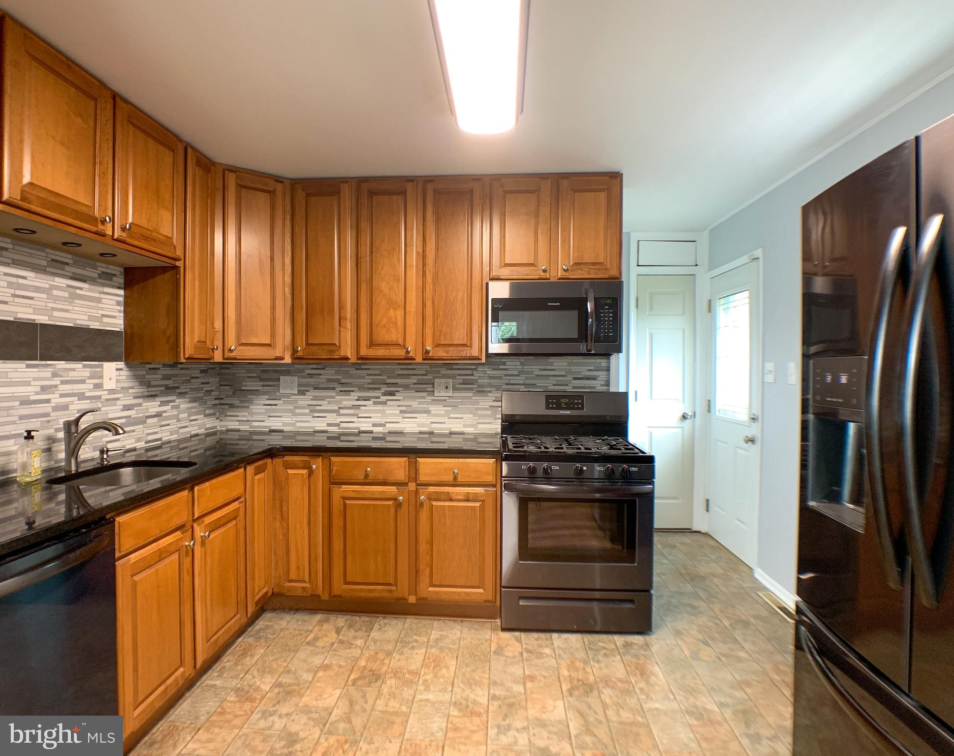 342 Townsend Road Baltimore, MD 21221 - Photo 8 of 26 Gallery Image 8