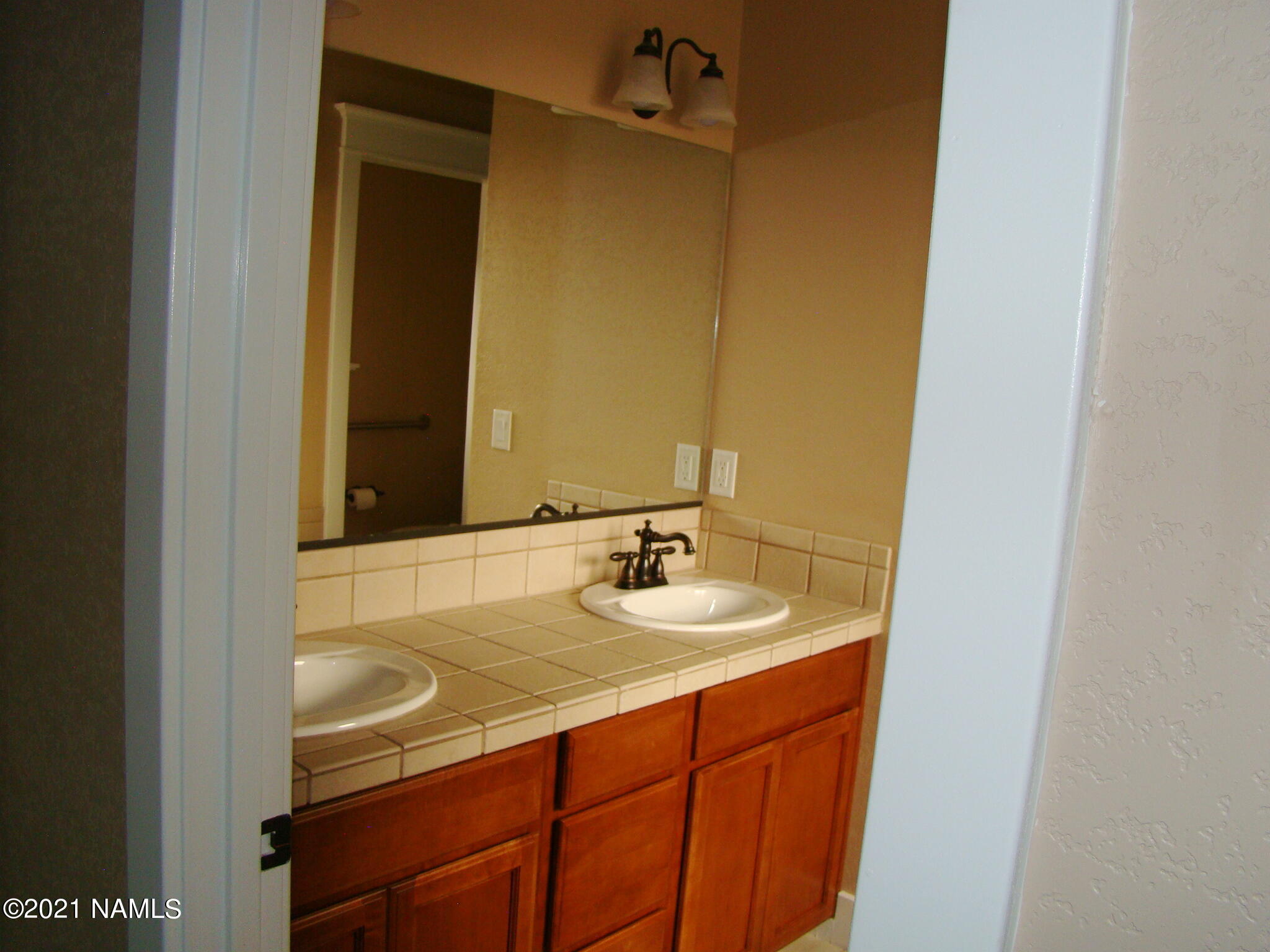 310 West Beryl Road Flagstaff, AZ 86005 - Photo 8 of 18 Main bath