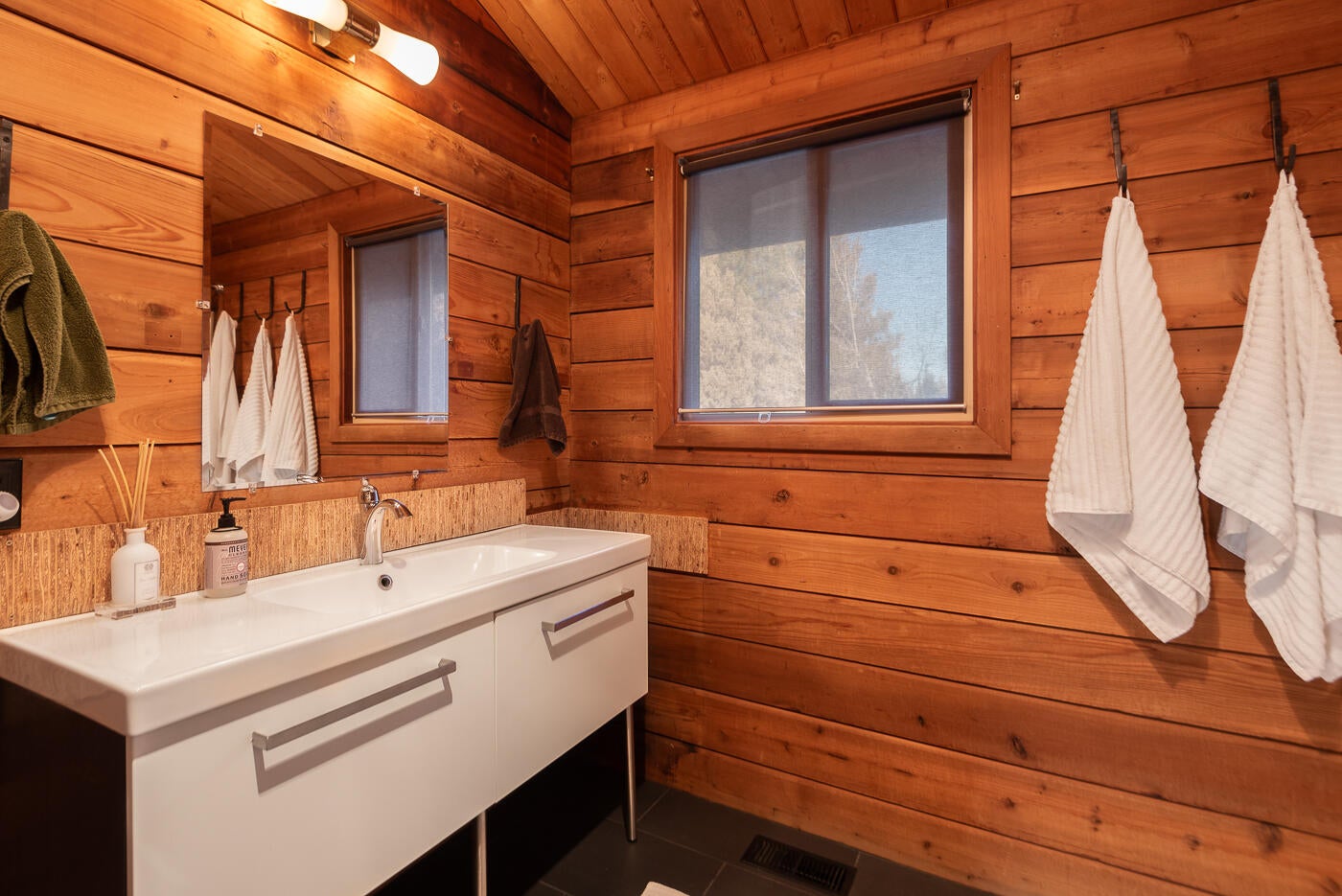 18955 Pinehurst Road Bend, OR 97703 - Photo 16 of 39 Full bath