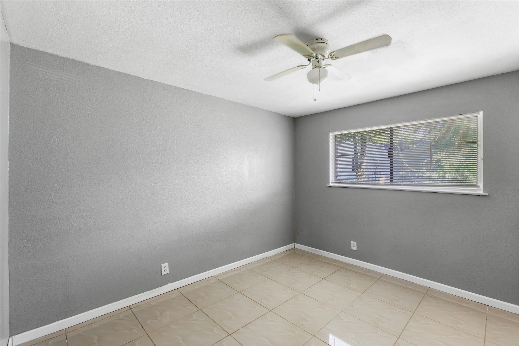 1825 Bayou Road La Marque, TX 77568 - Photo 10 of 15 an empty room with a ceiling fan and a window
