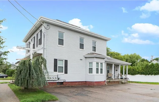 $2,850 | 845 Main Street, Unit 1, East Greenwich, RI 02818