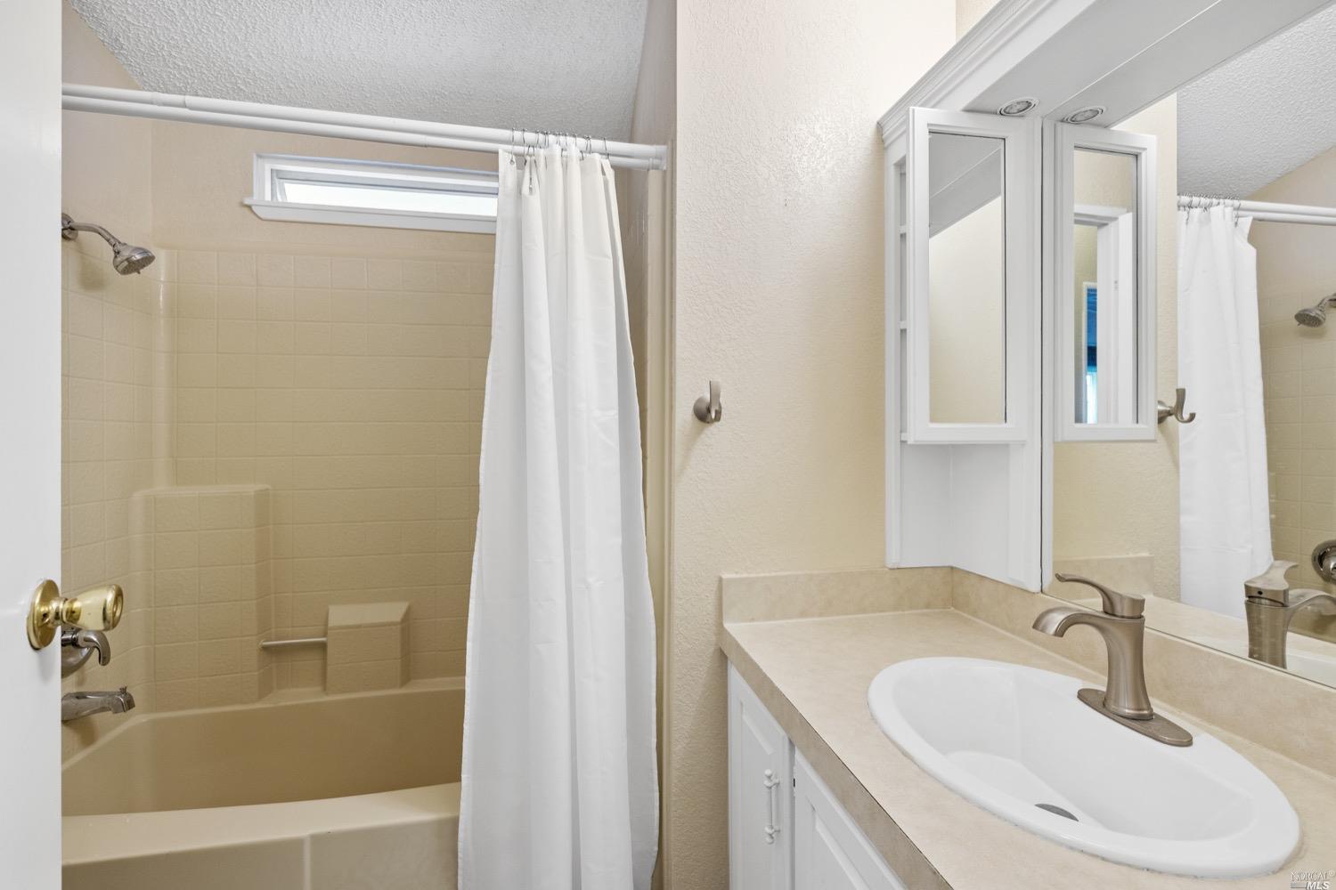 259 Hermosa Circle Santa Rosa, CA 95409 - Photo 29 of 50 Hall bath, digitally altered.