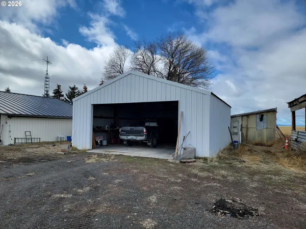 $475,000 | 91497 Christmas Valley Highway, Christmas Valley, OR 97641