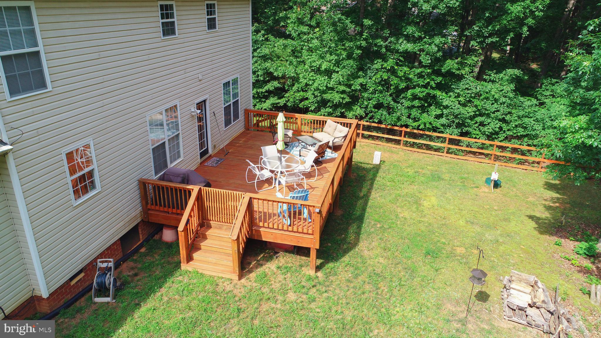 Great Back Deck & Fenced yard