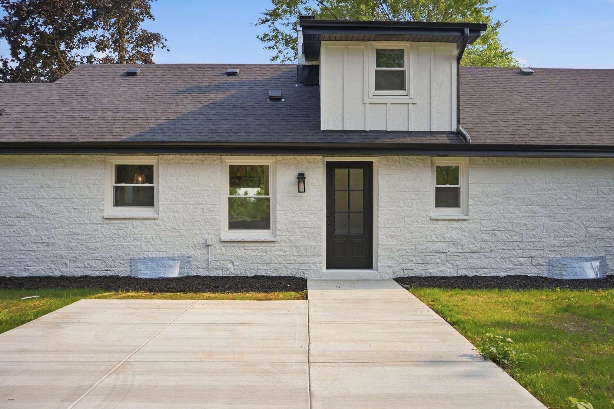 7526 West County Line Road Mequon, WI 53092 - Photo 60 of 72 60_Front_Walkway