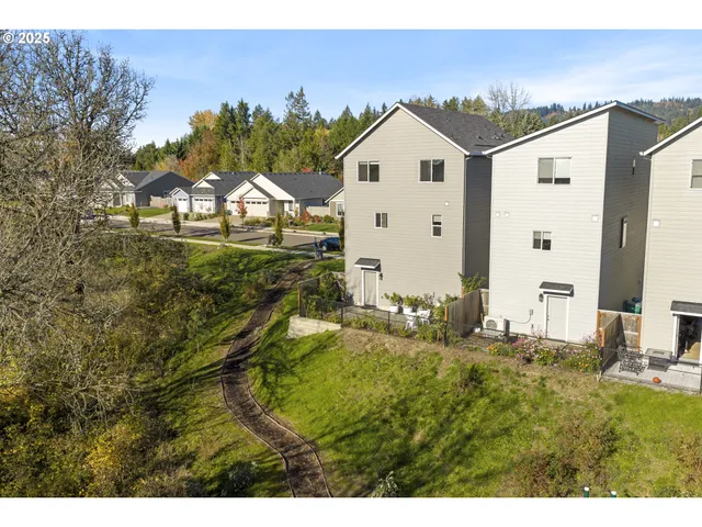 a view of a entrance gate of the house