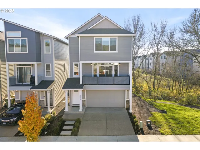 a view of entryway with a yard