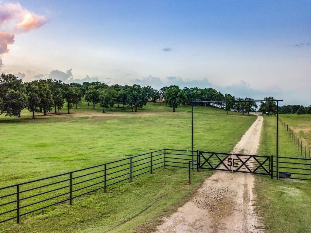 248 Howard Road Valley View, TX 76272 - Photo 3 of 40