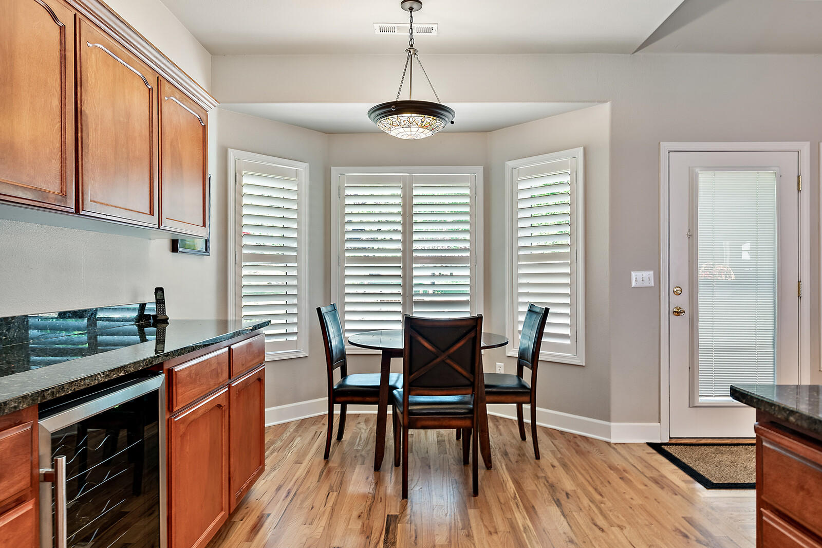 2056 Knowles Road Medford, OR 97501 - Photo 14 of 35 Pleasant breakfast area with bay windows