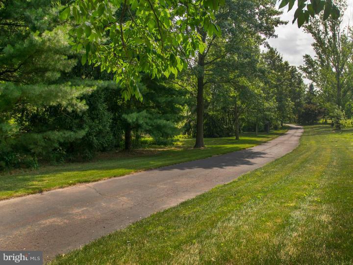 552 Beck Road Souderton, PA 18964 - Photo 24 of 25 Driveway
