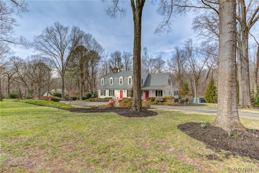 9810 Kingsbridge Road Henrico, VA 23238 - Photo 1 of 32 a view of a fountain in the middle of a yard
