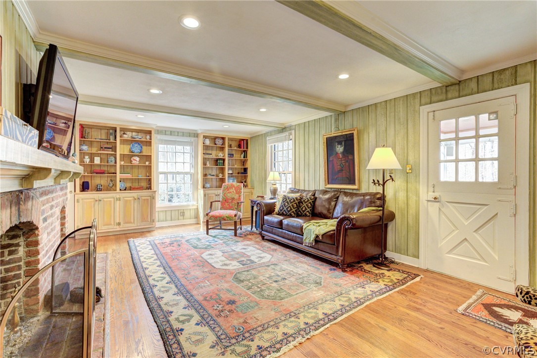9810 Kingsbridge Road Henrico, VA 23238 - Photo 11 of 32 a living room with furniture and a flat screen tv