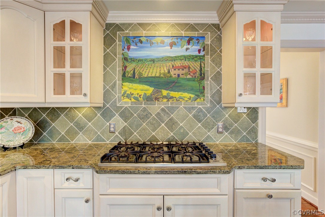 9810 Kingsbridge Road Henrico, VA 23238 - Photo 17 of 32 a stove top oven sitting inside of a kitchen