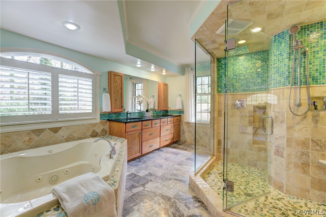 9810 Kingsbridge Road Henrico, VA 23238 - Photo 21 of 32 a bathroom with a tub sink and mirror