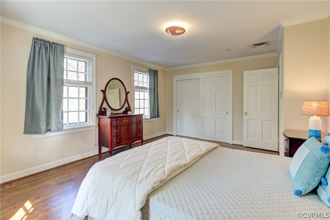 9810 Kingsbridge Road Henrico, VA 23238 - Photo 25 of 32 a spacious bedroom with a bed a mirror and a window