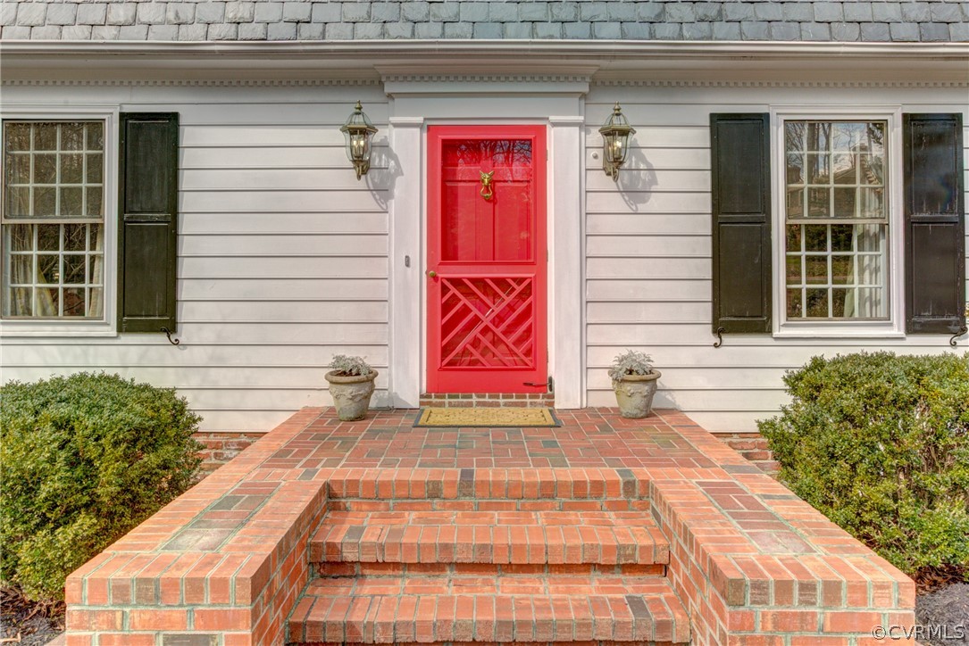 9810 Kingsbridge Road Henrico, VA 23238 - Photo 4 of 32 a small pool with a bench in front of it