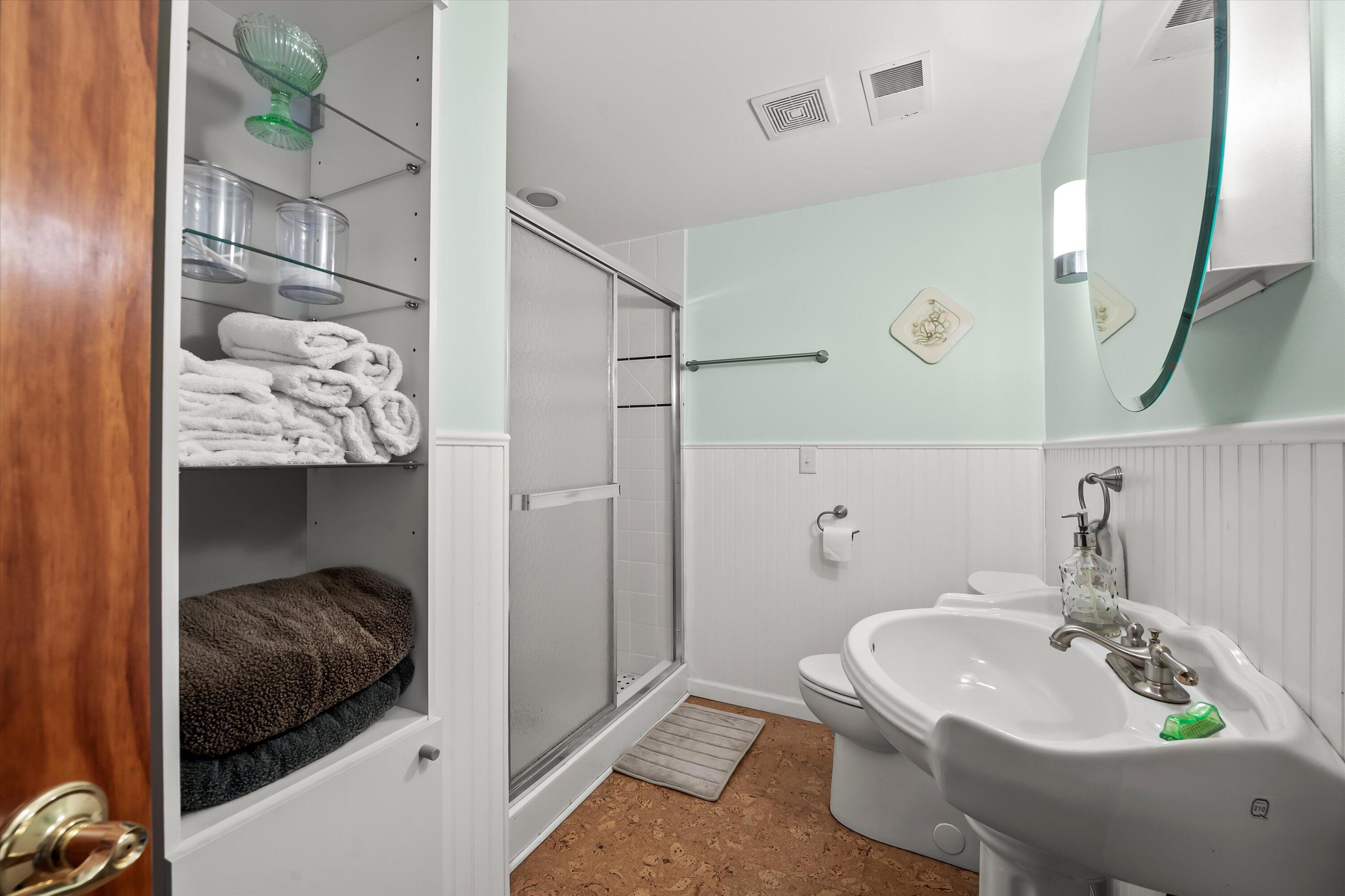 W303N2665 Maple Avenue Delafield, WI 53072 - Photo 11 of 50 LL Bath